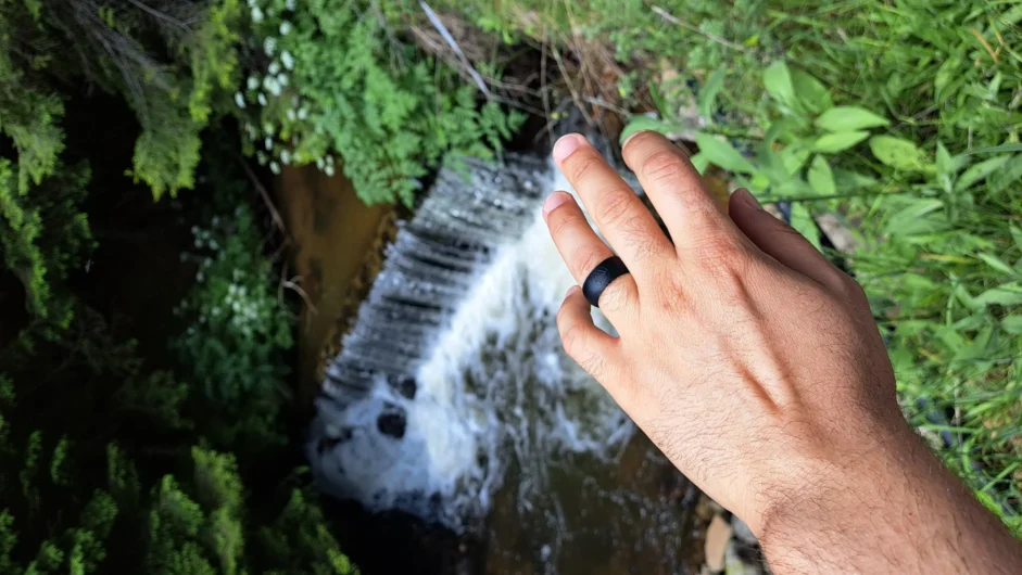 Flat lay of the Adventure Silicone Ring Men – Black Knight, emphasizing its modern aesthetic against a natural background.